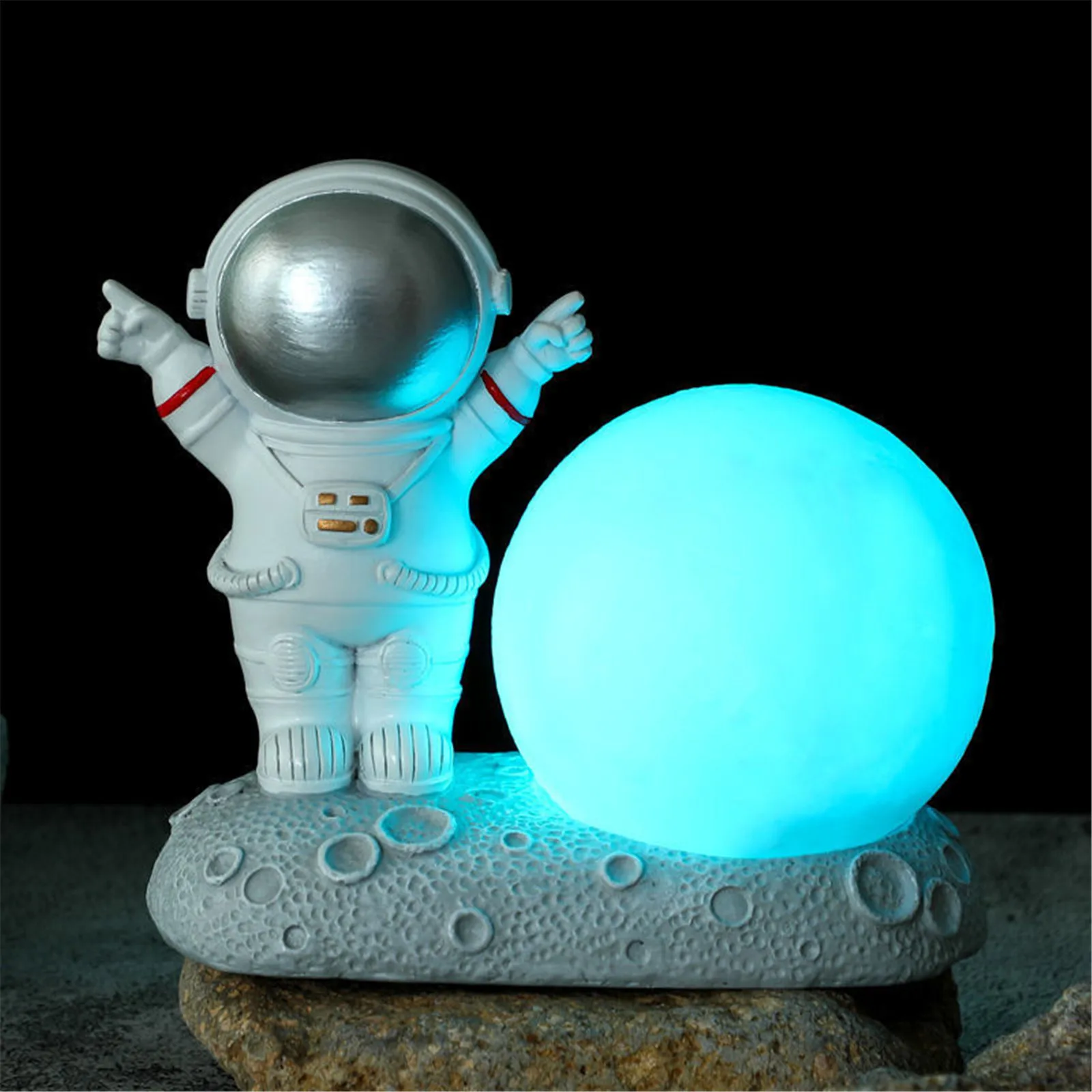 Светодиодная лампа с красочными облаками и астронавтом радужным эффектом в