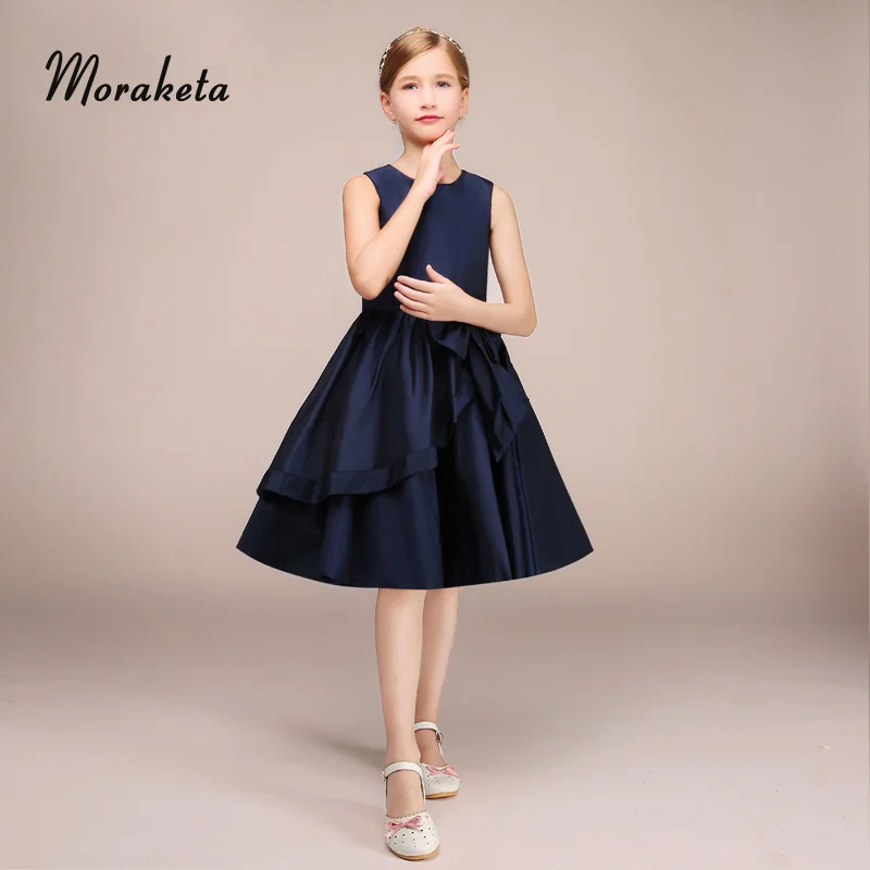 Короткое атласное платье принцессы без рукавов трапециевидного силуэта для