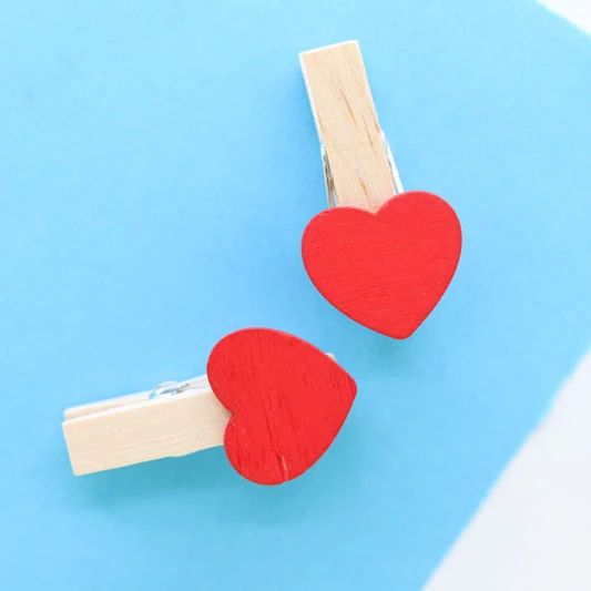 Магнит на холодильник зажим в виде красного сердца деревянное украшение