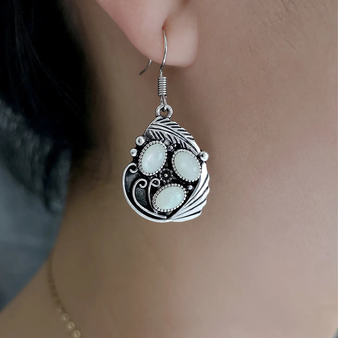 

Personalized Retro Leaf Opal 925 Women's Earrings Creative Leaf Feather and Shell Moonstone Earrings Wholesale