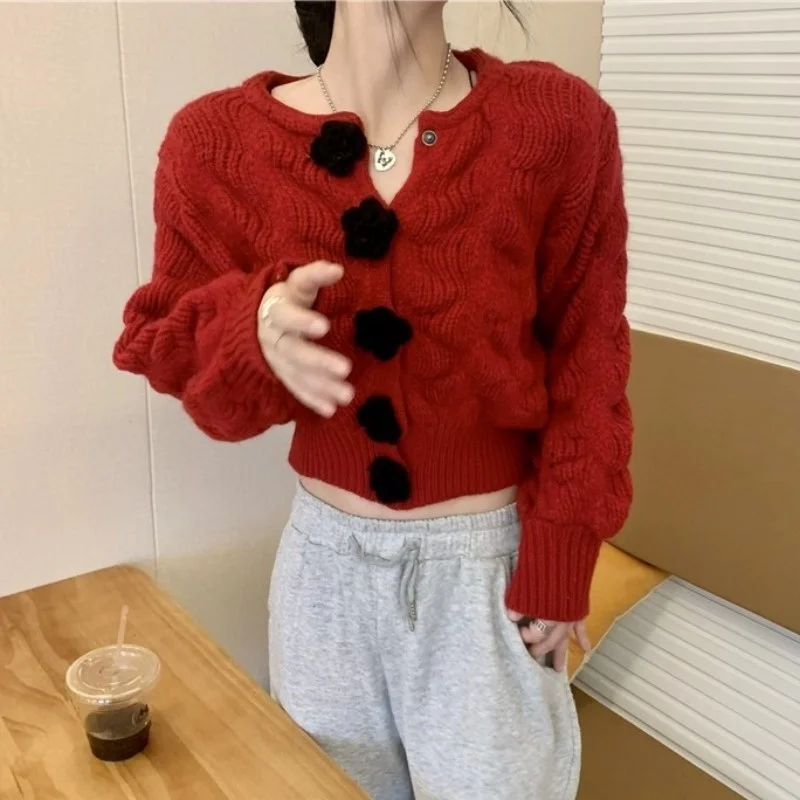 

Популярный в Интернете вязаный кардиган на пуговицах с цветами, свитер, пальто, женский дизайн, милый модный короткий топ с пышными рукавами