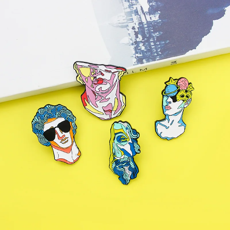 Индивидуальная эмалированная брошь из сплава с абстрактным изображением головы