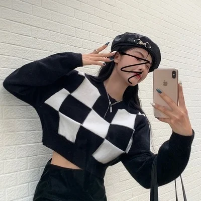 

Короткий женский свитер в клетку с принтом МАЗ на весну и осень 2021