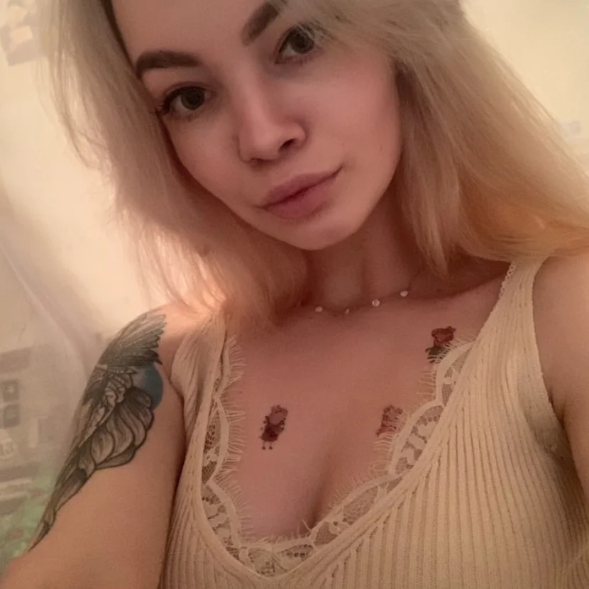 Женский топ на бретелях с v образным вырезом белый бретельках без рукавов