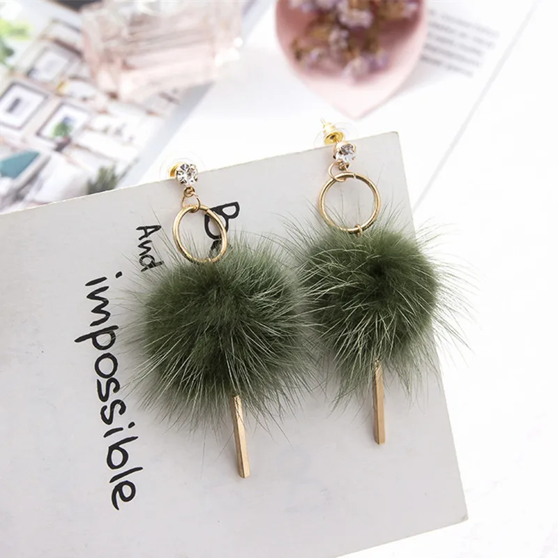 Зимние женские серьги подвески с длинными зелеными меховыми помпонами для