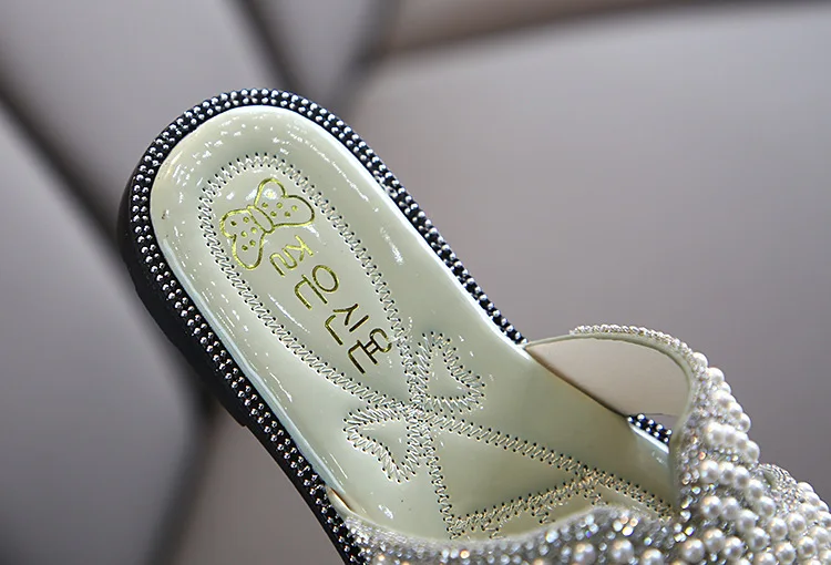 

Girls Slippers 2020 Summer Korean Version New Fashion Pearl Rhinestone Sandals Princess Indoor and Outdoor Slippers Slippets