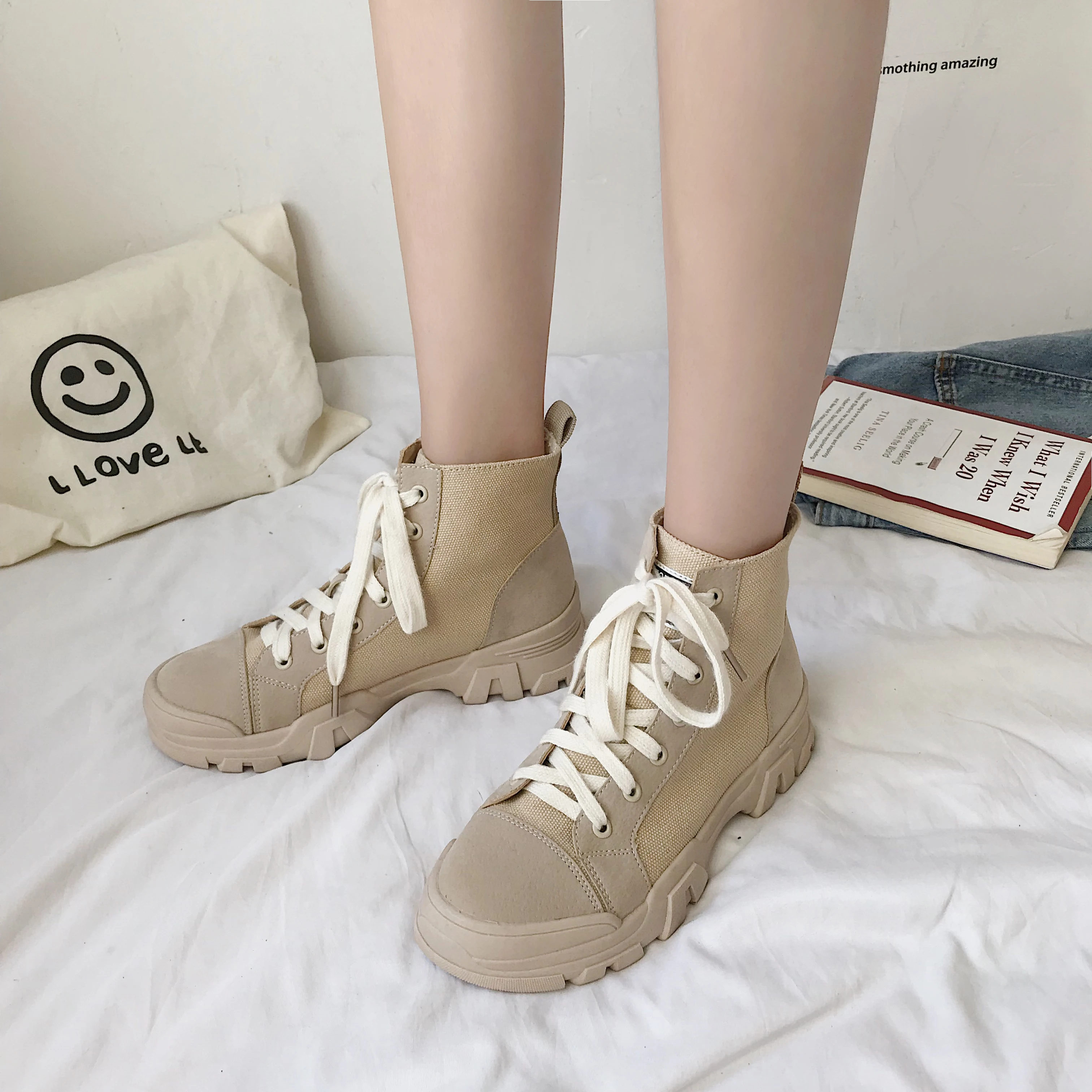 Зимние женские Ботинки бежевые однотонные ботильоны на платформе со шнуровкой и