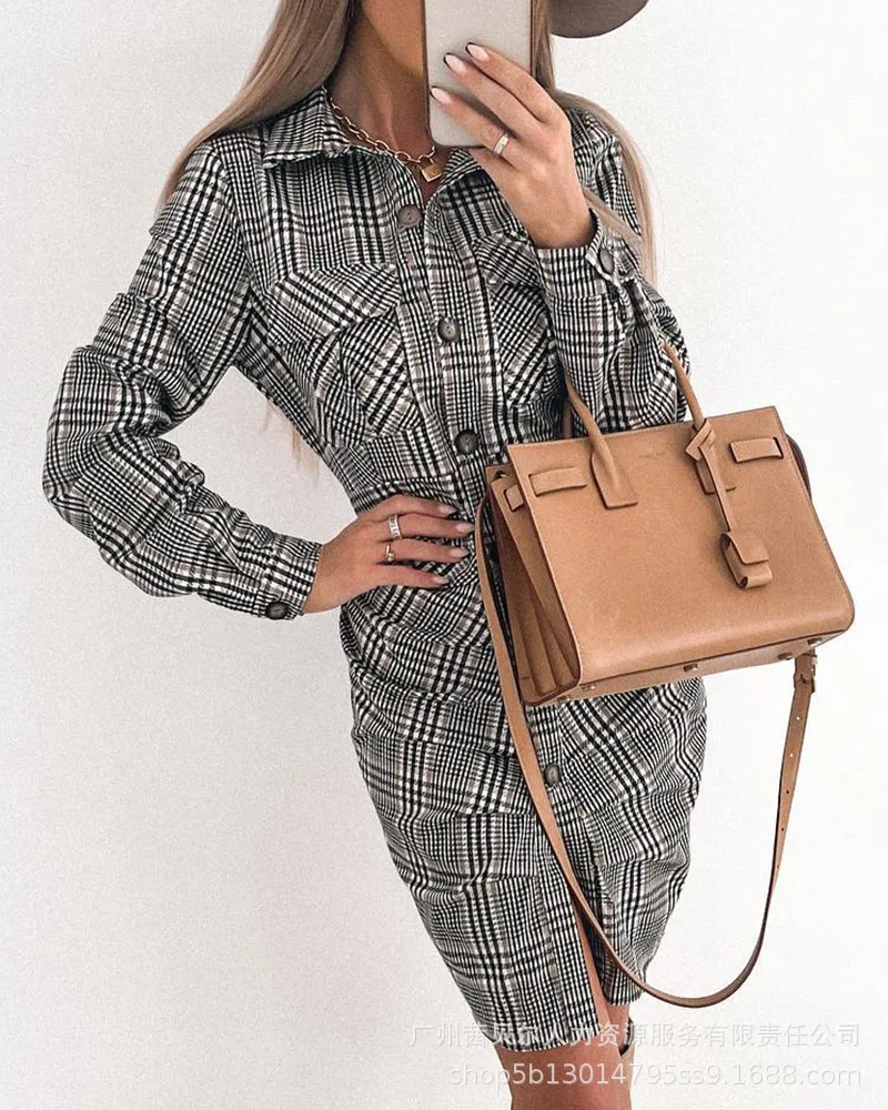 

Черное женское платье в клетку с принтом