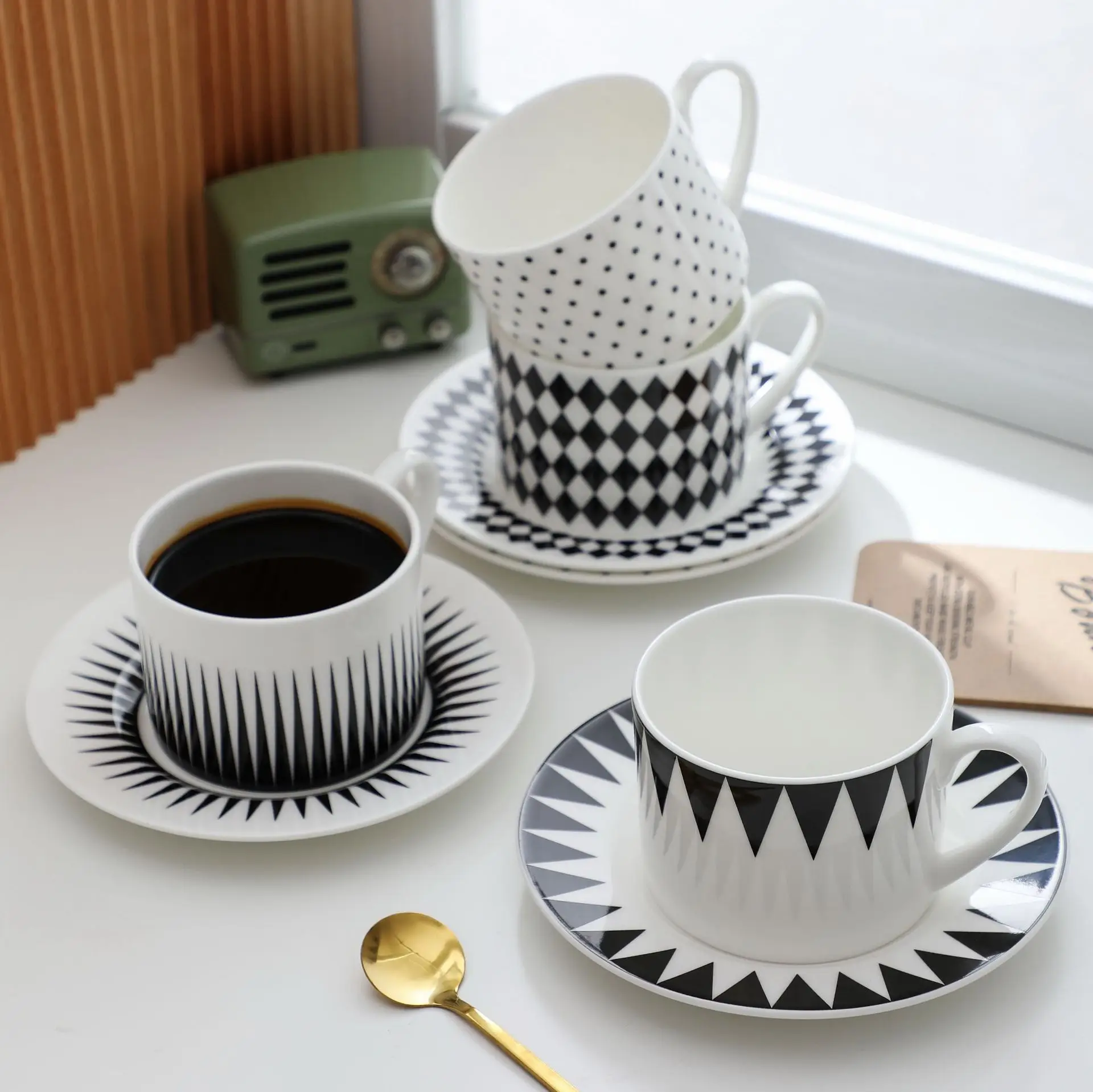 

European Black and White Geometric Coffee Cup And Plate Set Creative Ceramic Simple British Couple Afternoon Tea Coffee Mug