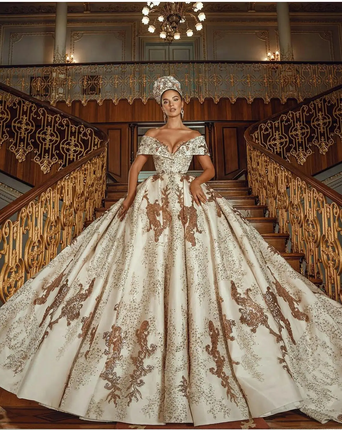 Женское свадебное платье со шлейфом It's yiiya белое кружевное с открытыми плечами