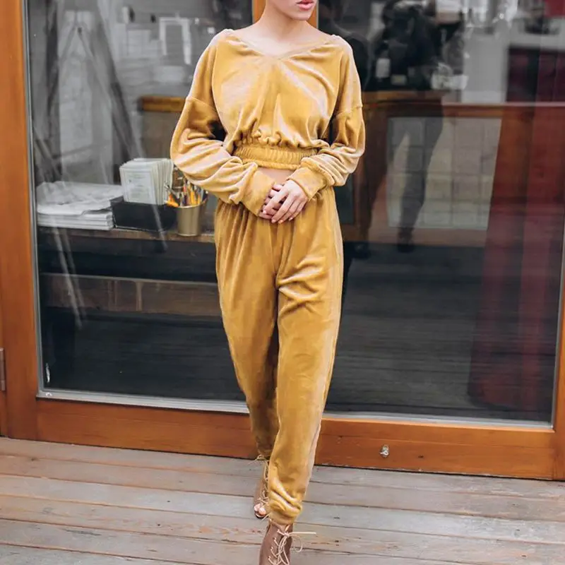 Костюм спортивный женский бархатный с V-образным вырезом и длинным рукавом |