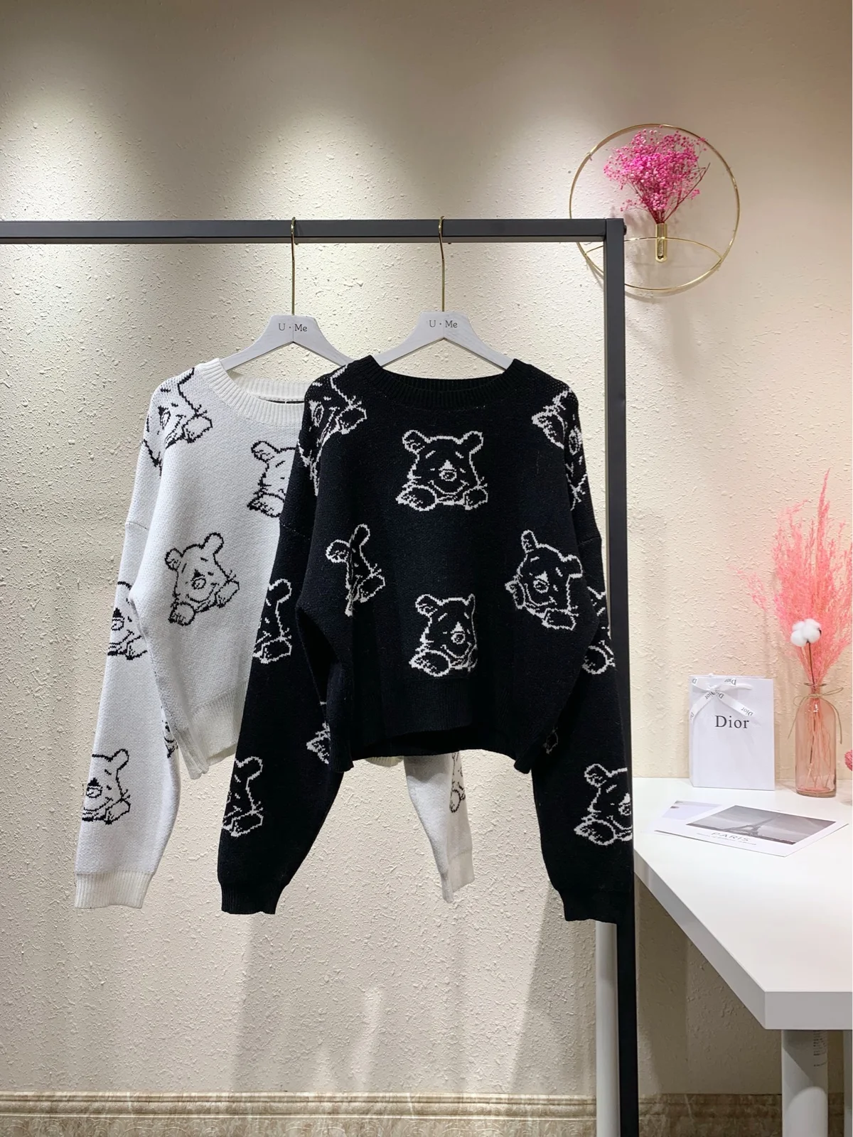 Женский трикотажный свитер с рисунком Винни-Пуха черный и белый пуловер в