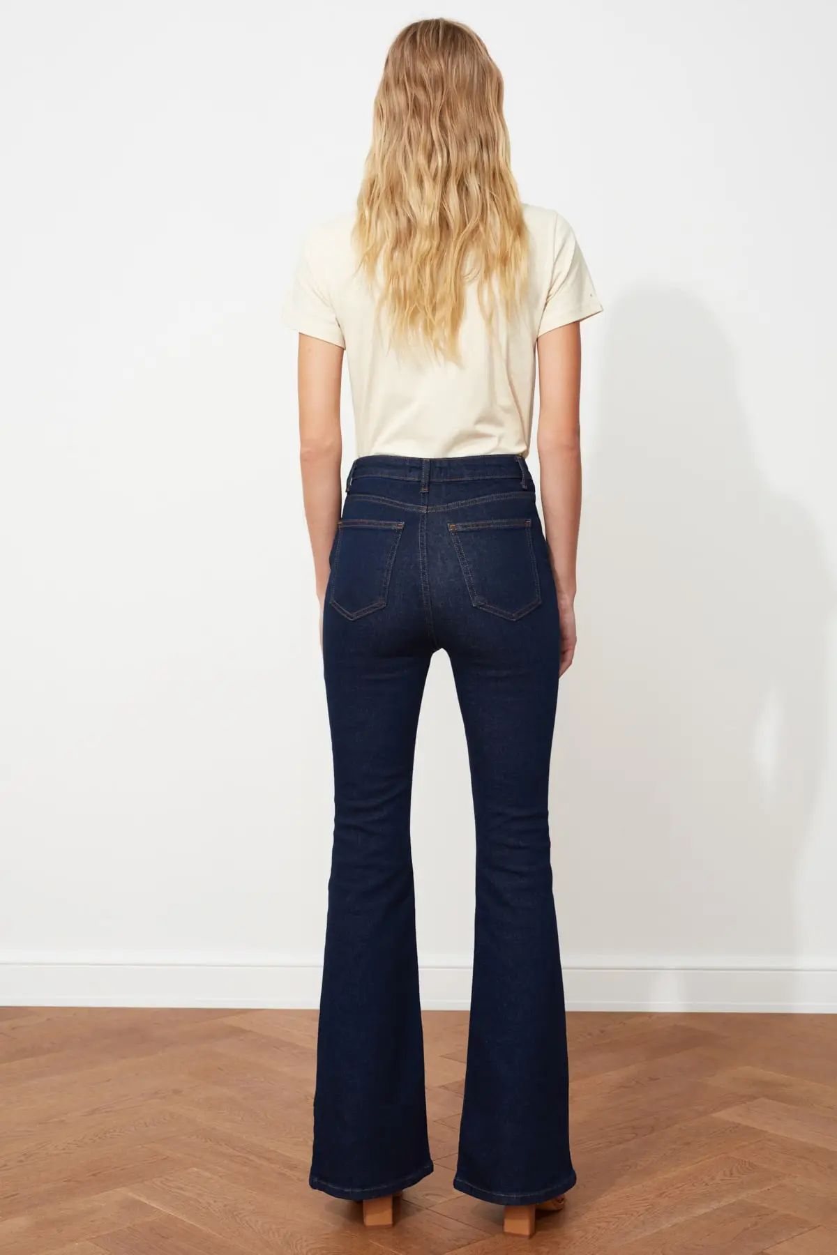 

Trendyol Pocket Detail High Waist Flare Jeans TWOSS21JE0168