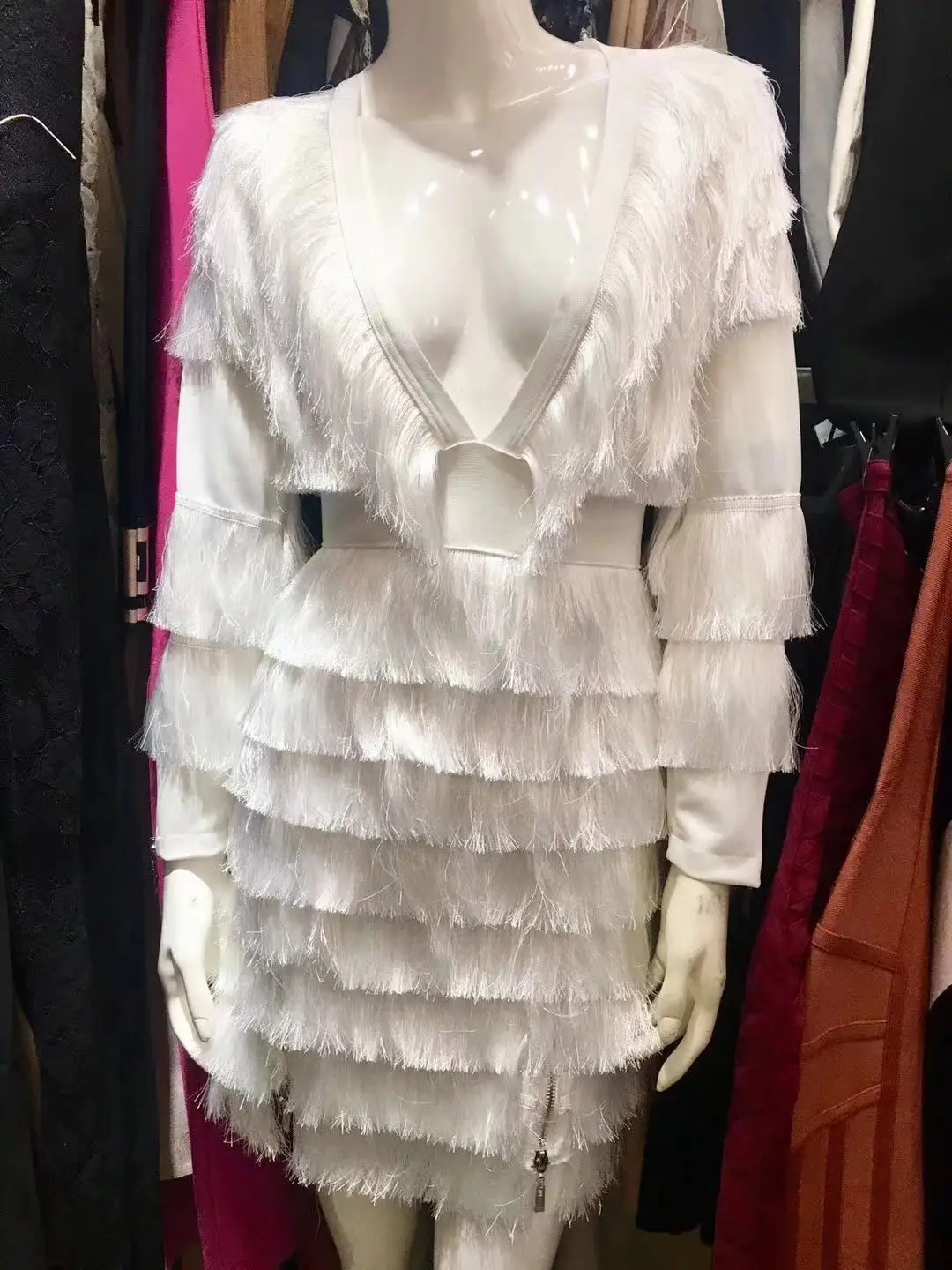 Черные коктейльные платья с глубоким v-образным вырезом и длинным рукавом