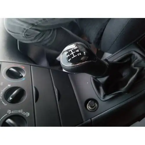 

HYUNDAI GETZ BLACK LEATHER GEAR KNOB 5 FORWARD GEAR 2003 AFTER