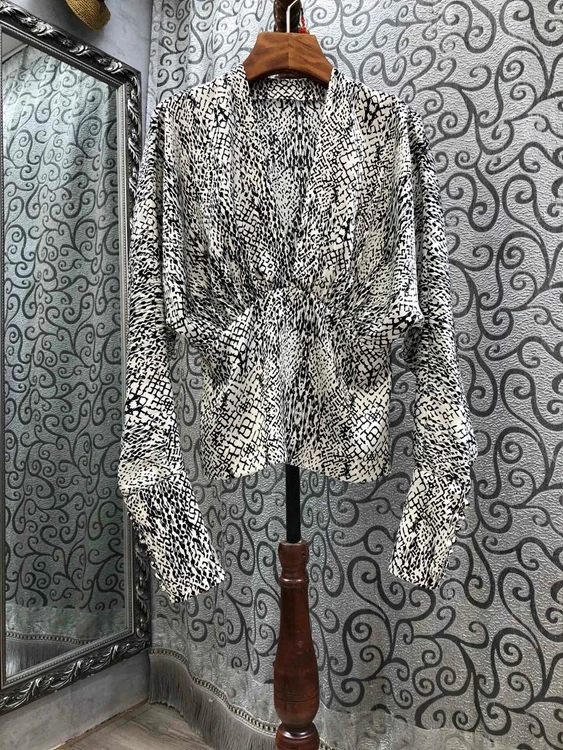 

2021 early spring new fashion women's deep V-neck waist printing color-blocking long-sleeved versatile top 109