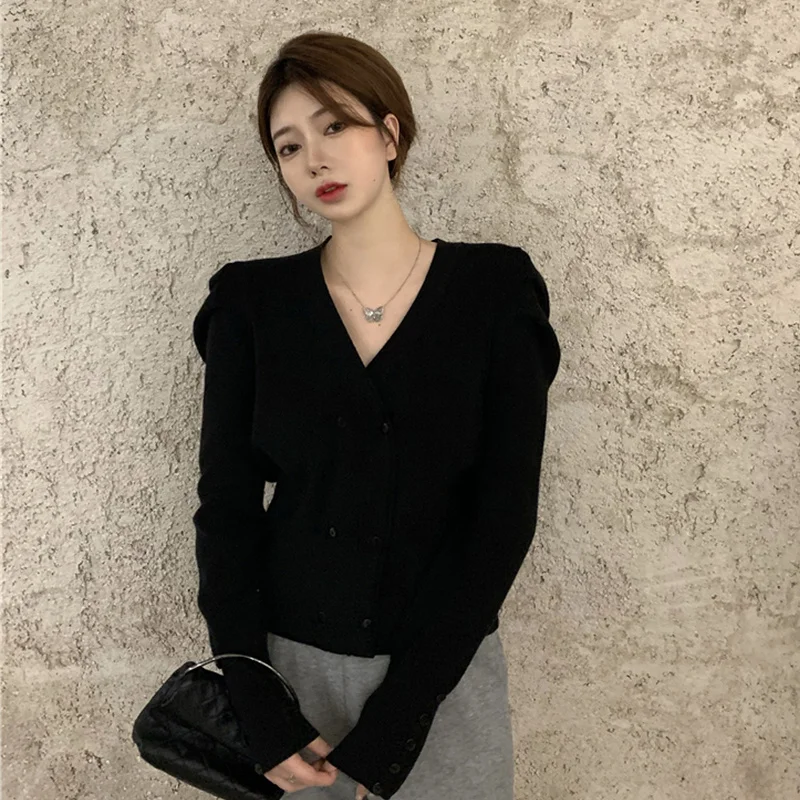 Черный топ с длинным рукавом и V-образным вырезом свитер для ранней осени 2021