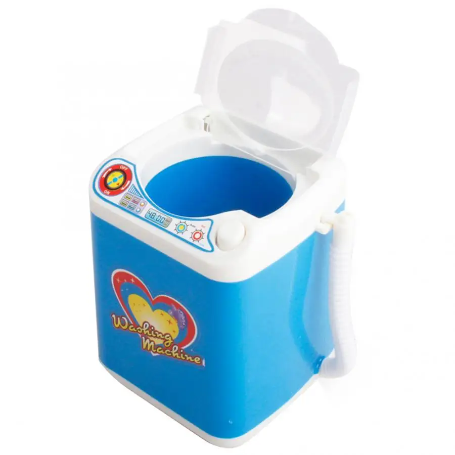 Милая бытовая техника дети претендуют играют в тостеры пылесос плита имитация