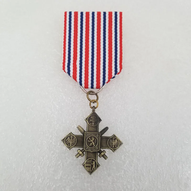 

Czech Republic Double Sword War Victory Metal Medal Commemorative Medal Honor Badge Handicraft Souvenir Collection Hero Medal