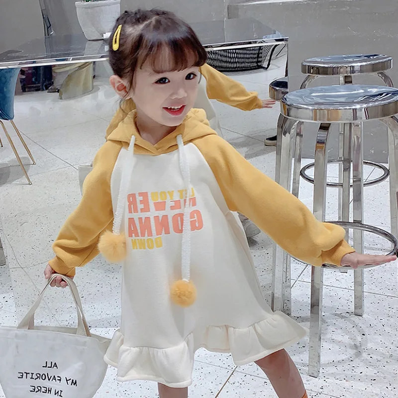 Осенне зимнее платье с буквенным принтом милое лоскутное капюшоном и рукавами