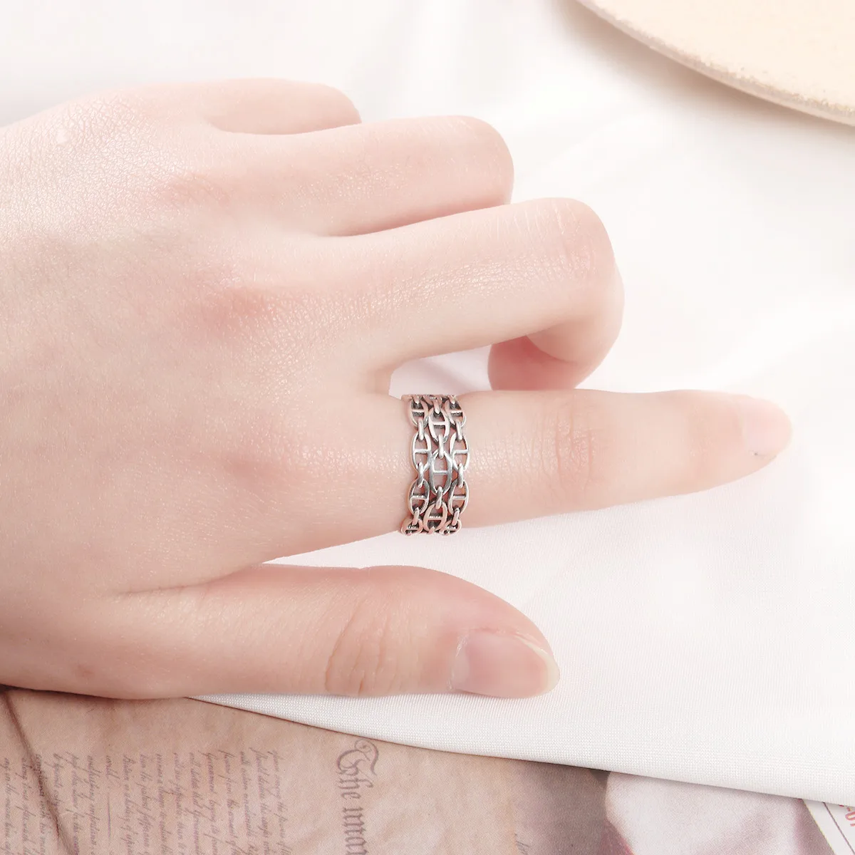 Женское кольцо с сеткой в оплетке из серебра 925 пробы | Украшения и аксессуары