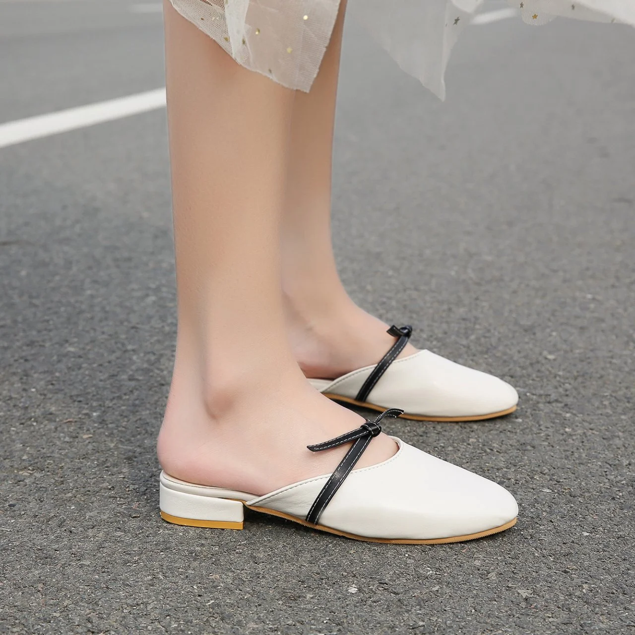 

Embroidered Floral Women Mules Shoes 2021 Embroidery Ladies Summer Slides Metal Decoration Flats Slippers Woman Sandals BE-25
