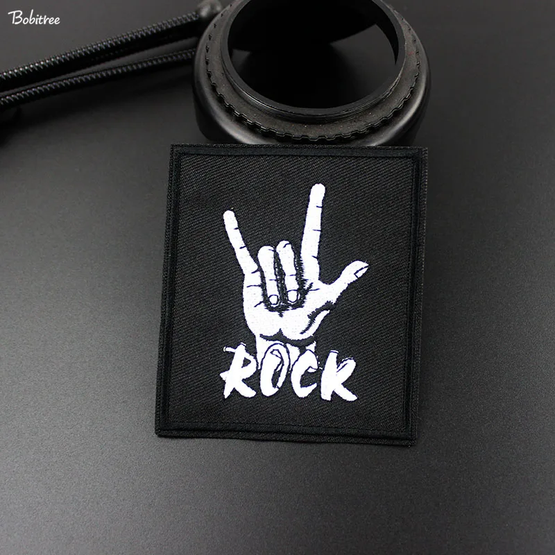 Белый жест в стиле панк с вышивкой | Дом и сад