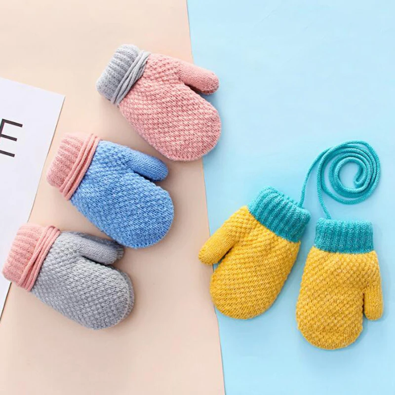 

Детские зимние вязаные варежки на веревке полный палец перчатки с завязками на шее перчатки