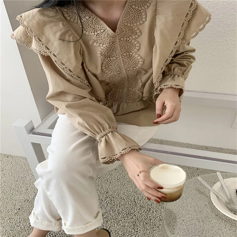 

RUGOD 2021 spring gentle V-neck thinner heavy lace stitching loose flared sleeve shirt shirt women
