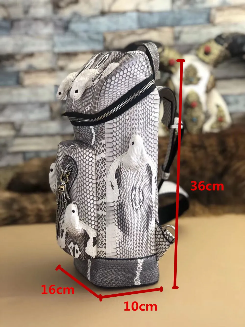 Рисунок 6 - Мужская нагрудная сумка из змеиной кожи