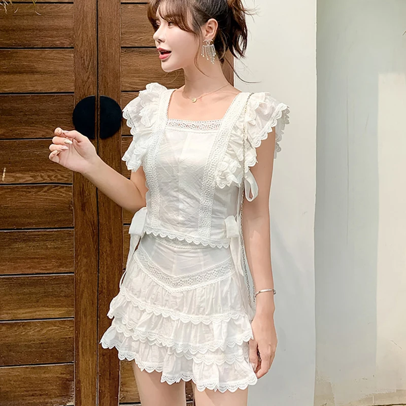 Женский комплект из 2 предметов облегающий короткий с вышивкой и кружевной