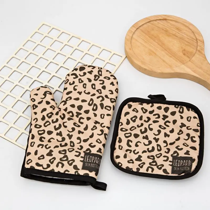 

2Pcs Kitchen Gloves Insulation Leopard Pattern Pad Cooking Microwave Gloves Baking BBQ Oven Potholders Oven Mitts Kitchen Gloves