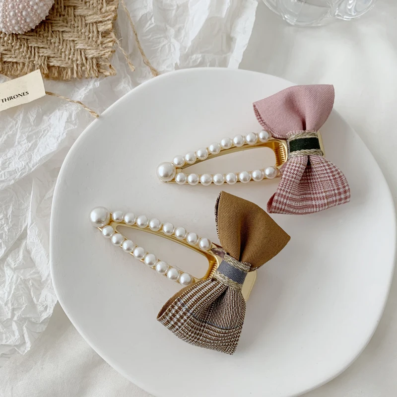 

Японский Стиль маленькая свежая клетчатая заколка женский в Корейском стиле, украшенная жемчугом, с бантиком на боку, заколка Интернет знам...