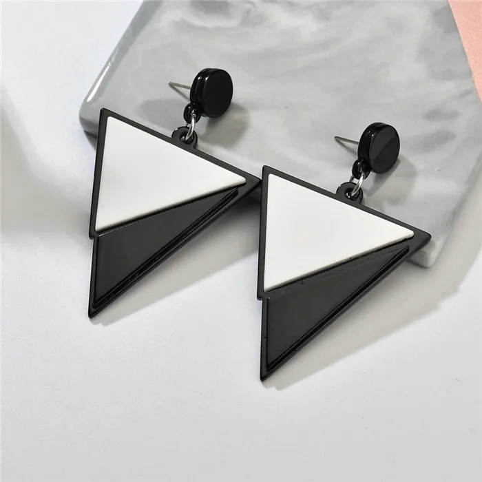 

Sweet Black and White Color Matching Triangle Acrylic Earrings for Women New Fashion Jewelry
