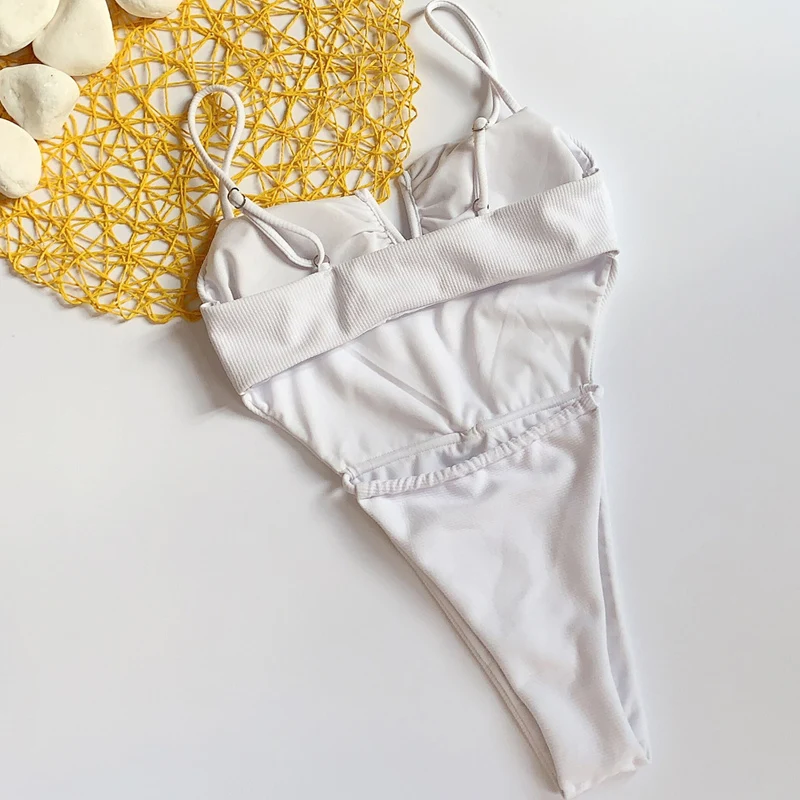 Женский цельный купальник однотонный ребристый с открытой спиной и v-образным