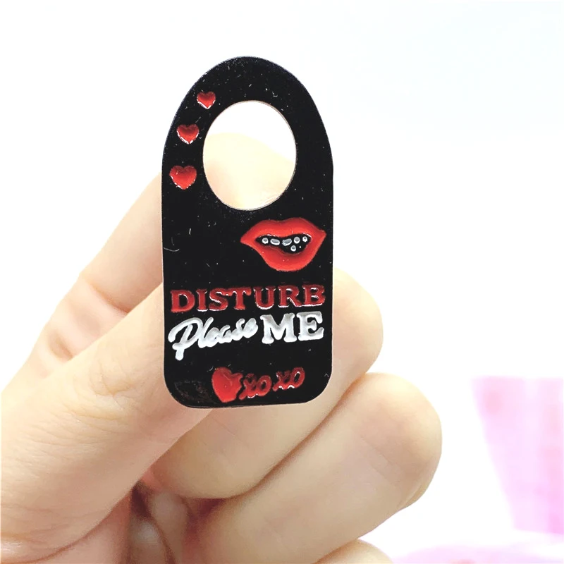 New black pin red love lips white teeth letter DISTURB Please metal enamel pins Halloween backpack shirt brooch jewelry | Украшения и