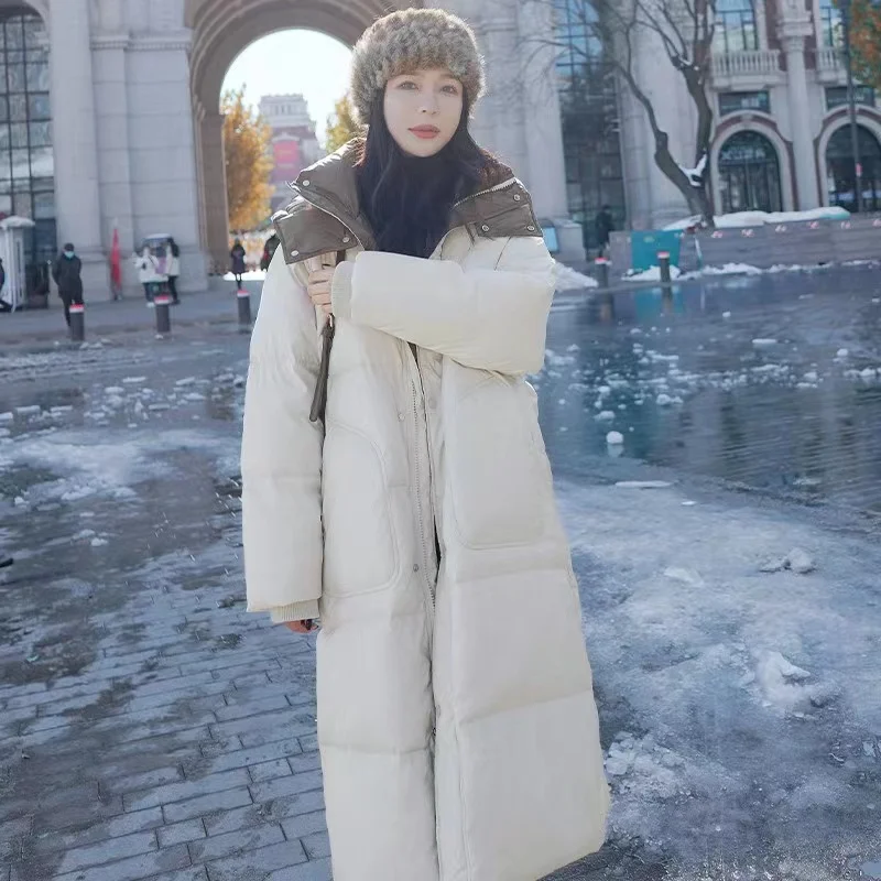 Женская зимняя модная длинная куртка выше колена на белом утином пуху в