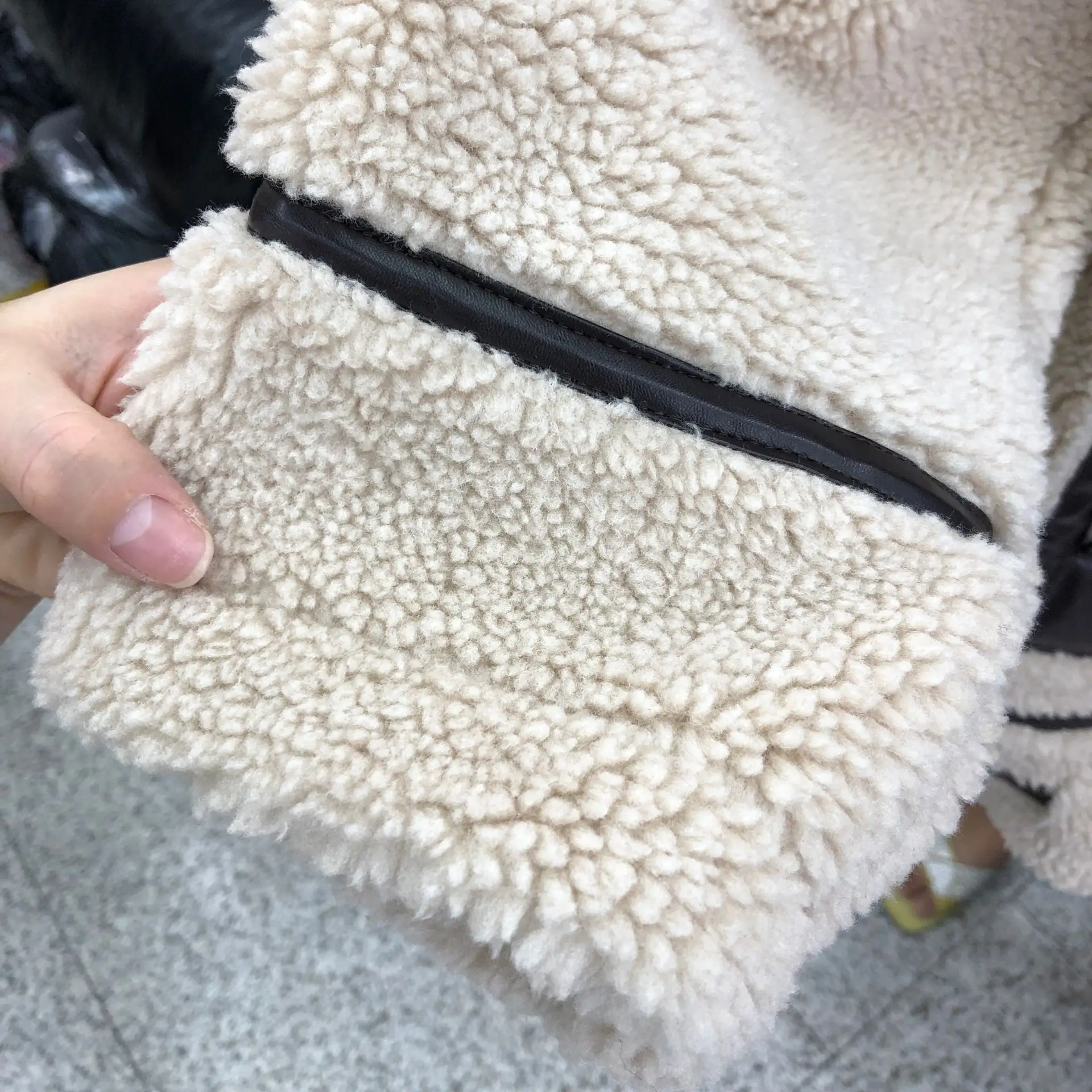 Новое короткое хлопковое пальто из овечьего меха для женщин, меховой кожаный жакет из овечьей шерсти, женское утепленное локомотивное пальто, зимние теплые пальто для женщин