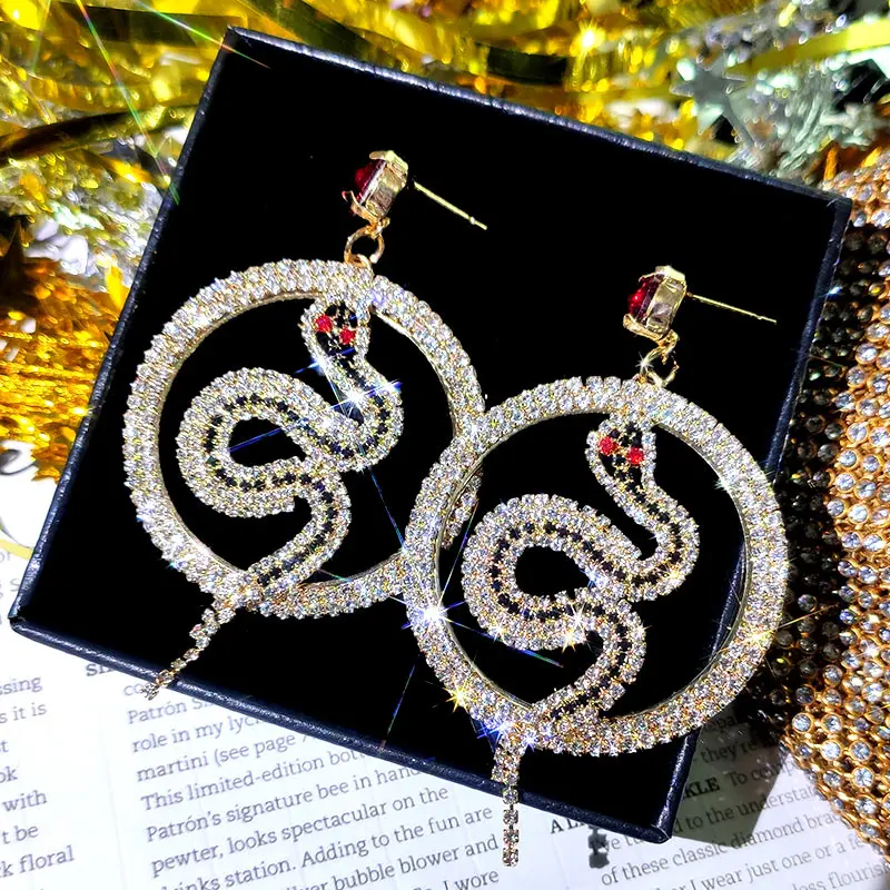 Женские круглые серьги-змеи JUST FEEL серебристого цвета с кристаллами массивные