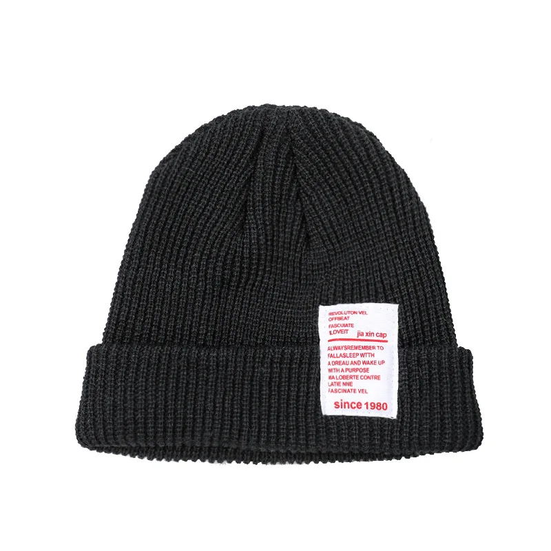 Вязаная шапка унисекс карамельного цвета зимняя теплая с буквенным принтом