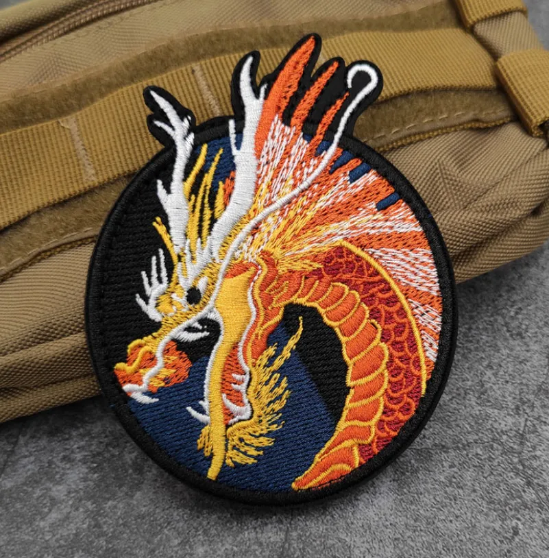 Фон с китайским драконом и вышитые патч избежать стихийных бедствий молимся