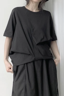 Женская Асимметричная футболка с круглым вырезом черная плиссированная