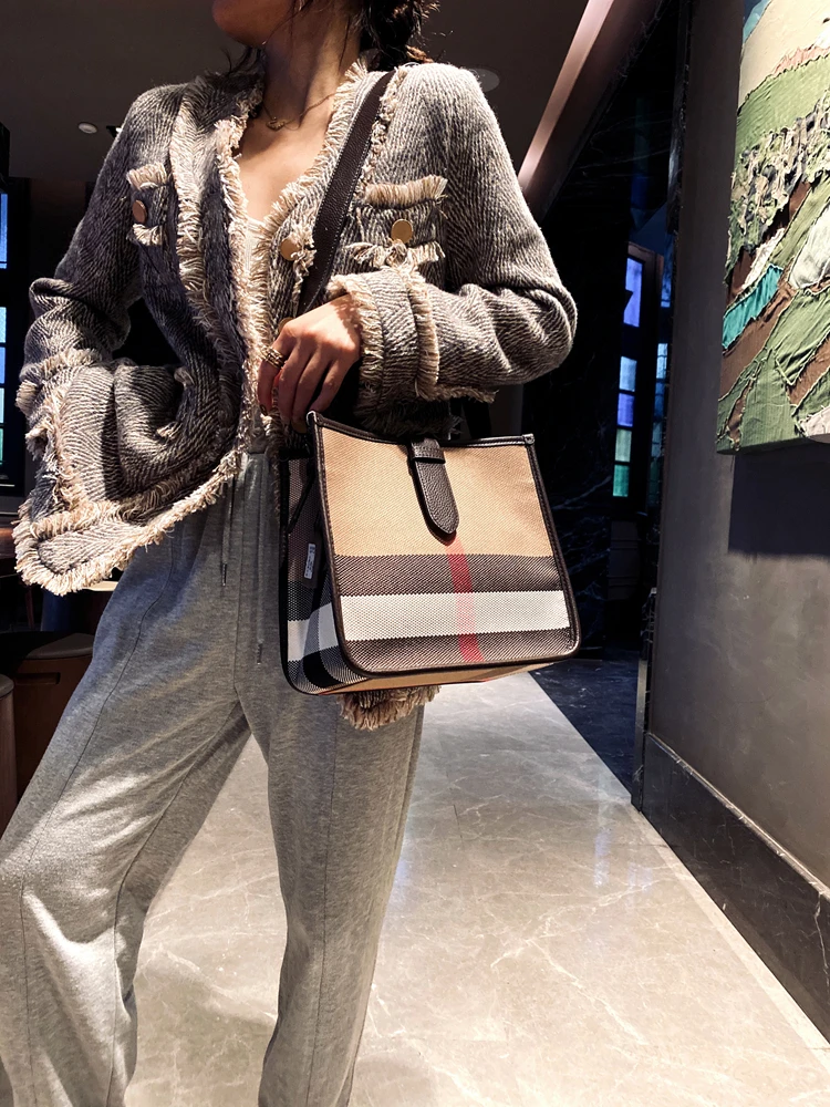 

Check canvas women's bag fashion 2020 new straddle versatile cowhide small square bag Single Shoulder Messenger Bag women's bag