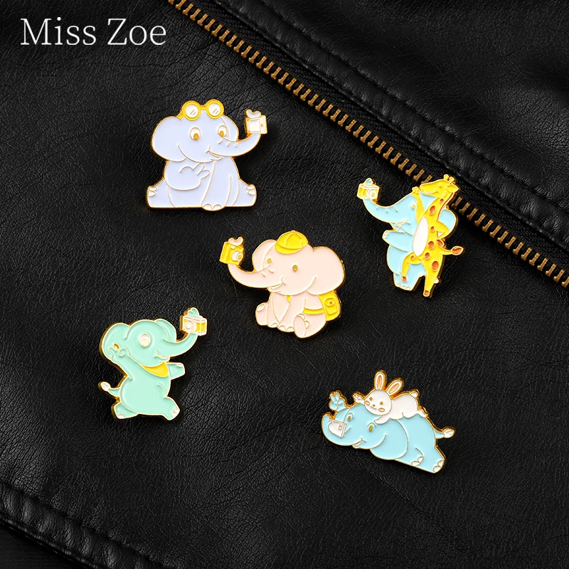 

Multi Color Collection Camera Elephant Enamel Pin Cute Animals Pose With Selfie With Giraffe Badges Denim Bag Lapel Jewelry Gift