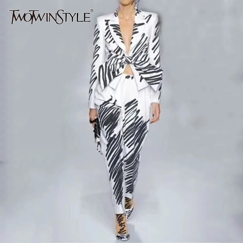 Женский костюм TWOTWINSTYLE костюм-двойка в полоску с отложным воротником и длинным