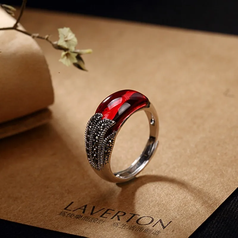 Женское кольцо из чистого серебра 100% пробы с инкрустированным гранатом камнем