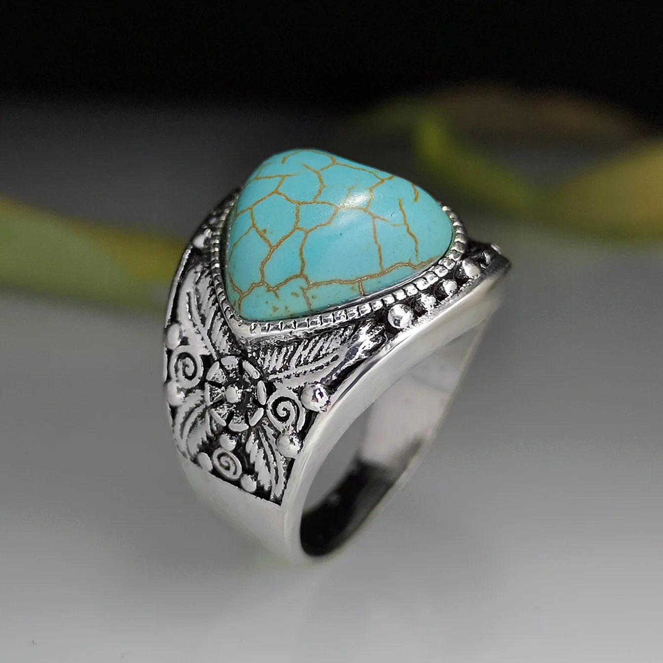 

Vintage Ethnic Style Silver-Plated Ring Creative Heart-Shaped Rose Flower Leaf Turquoise Ring for Women Jewelry Accessories