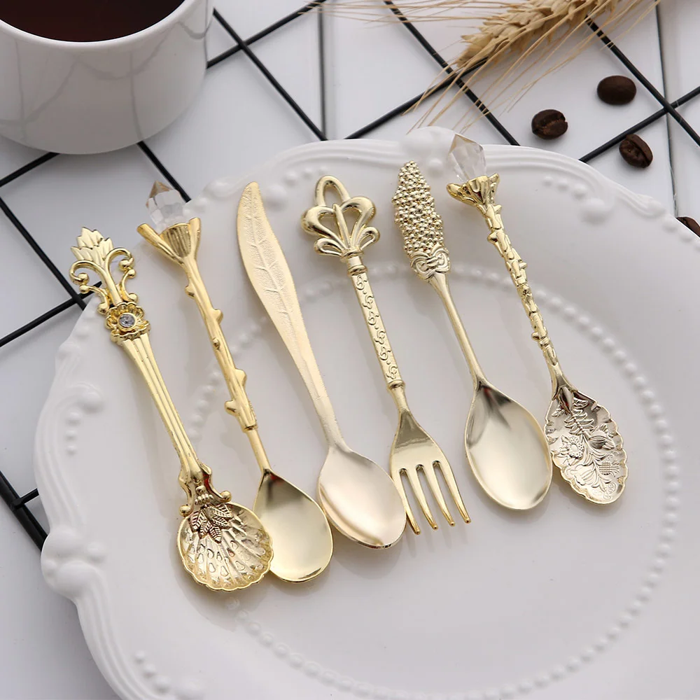 

6pcs Vintage Spoons Mini Royal Style Metal Gold Carved Coffee Snacks Fruit Prikkers Dessert Fork Kitchen Tool Teaspoon 1set
