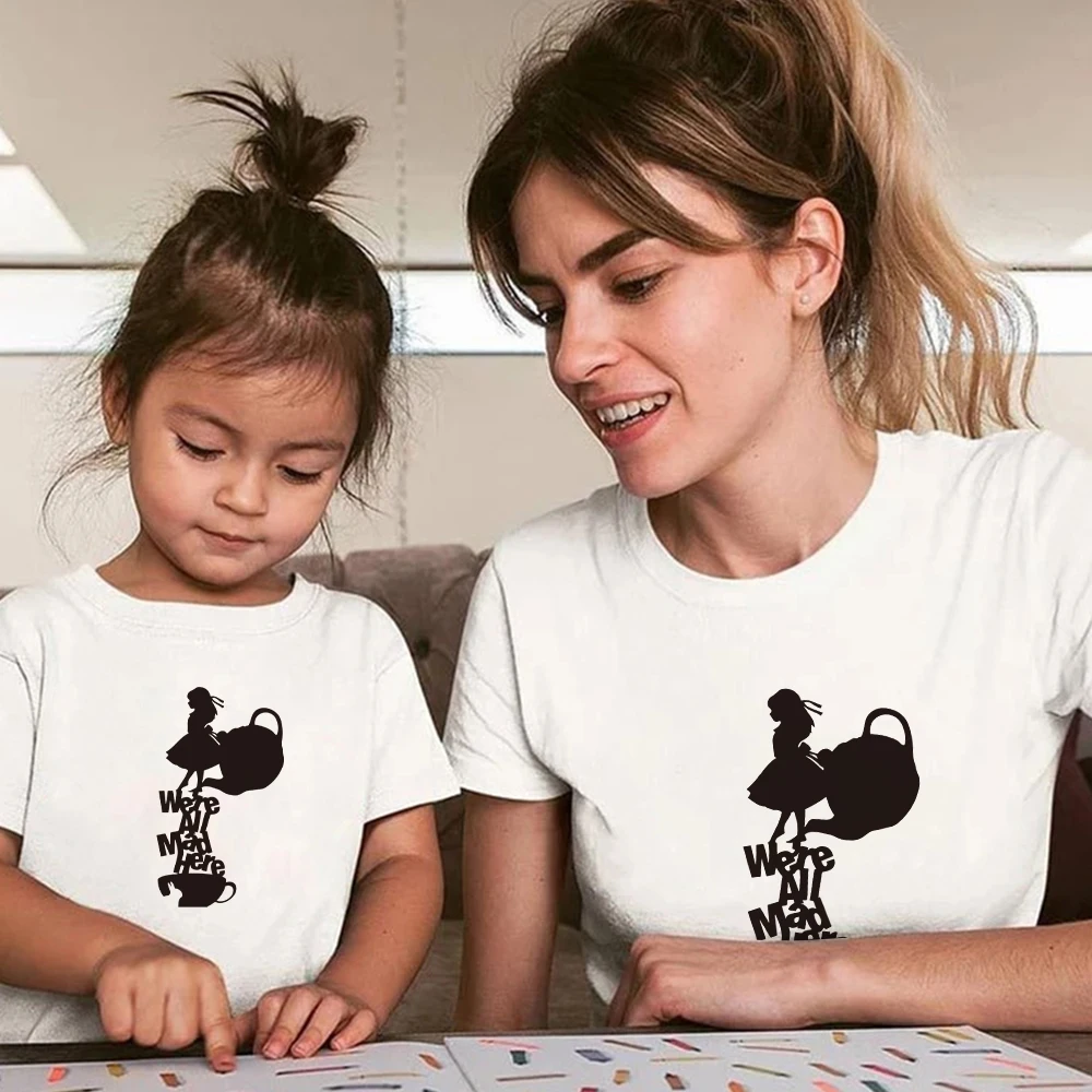 Camiseta con estampado de Alicia en el pa&iacute;s de las maravillas para mujer, remera Harajuku Kawaii, We're All Mad Here, playera estampada para ni&ntilde;os, moda de aspecto familiar-0