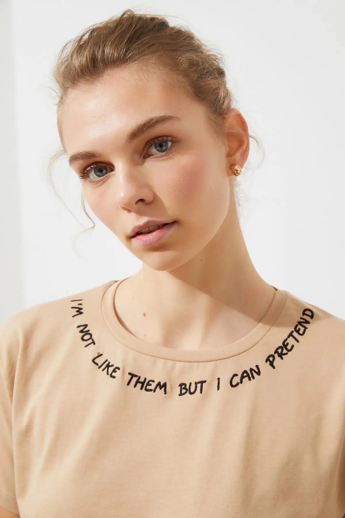 Укороченная трикотажная футболка с вышивкой Trendyol TWOSS20TS0485|Футболки| |